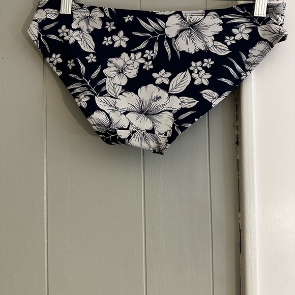 Dorina Aqua Bikini Brief Floral Print Women’s Size Medium NWT - Picture 4 of 5